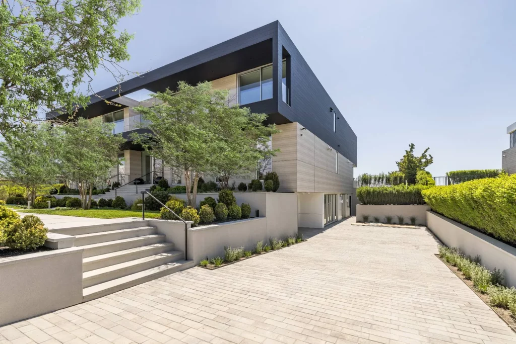 Oceanfront Luxury Home in Water Mill